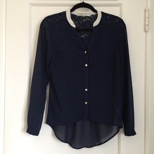 Blouse with lace on the upper back